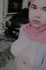 Eksibisionis Jilbab pink pamer tete di luar rumah