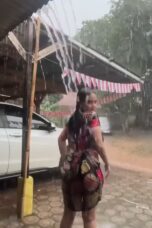 Live emak gabut Main Hujan Hujan an