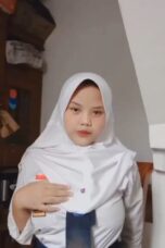 SMP jilbab putih pamer tobrut di kursi