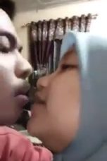 Ciuman Jilbab Abu abu dan baju merah di ruang tamu